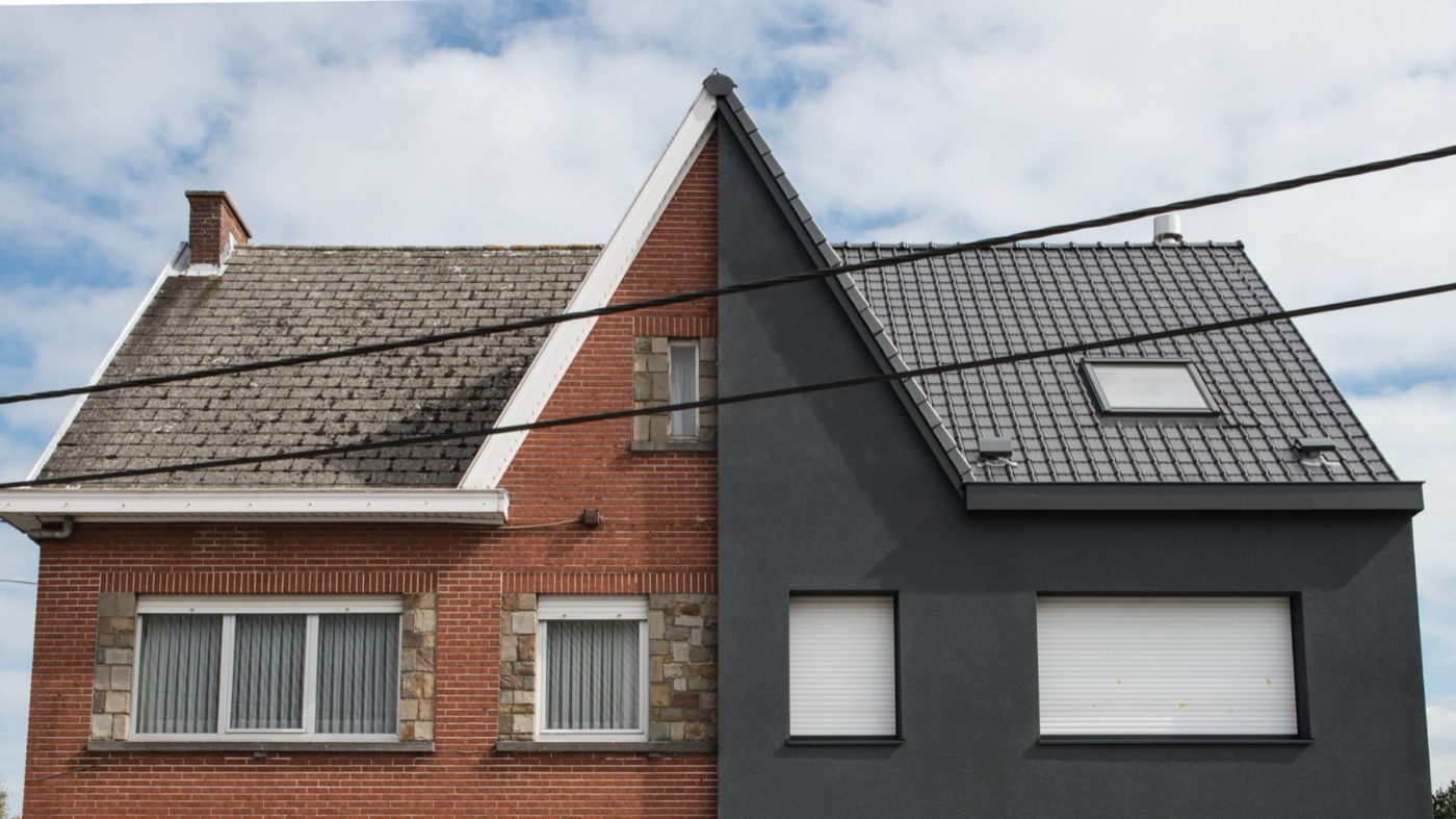 Maison mitoyenne belge : moitié d'origine en brique, moitié rénovée avec enduit anthracite et toiture neuve
