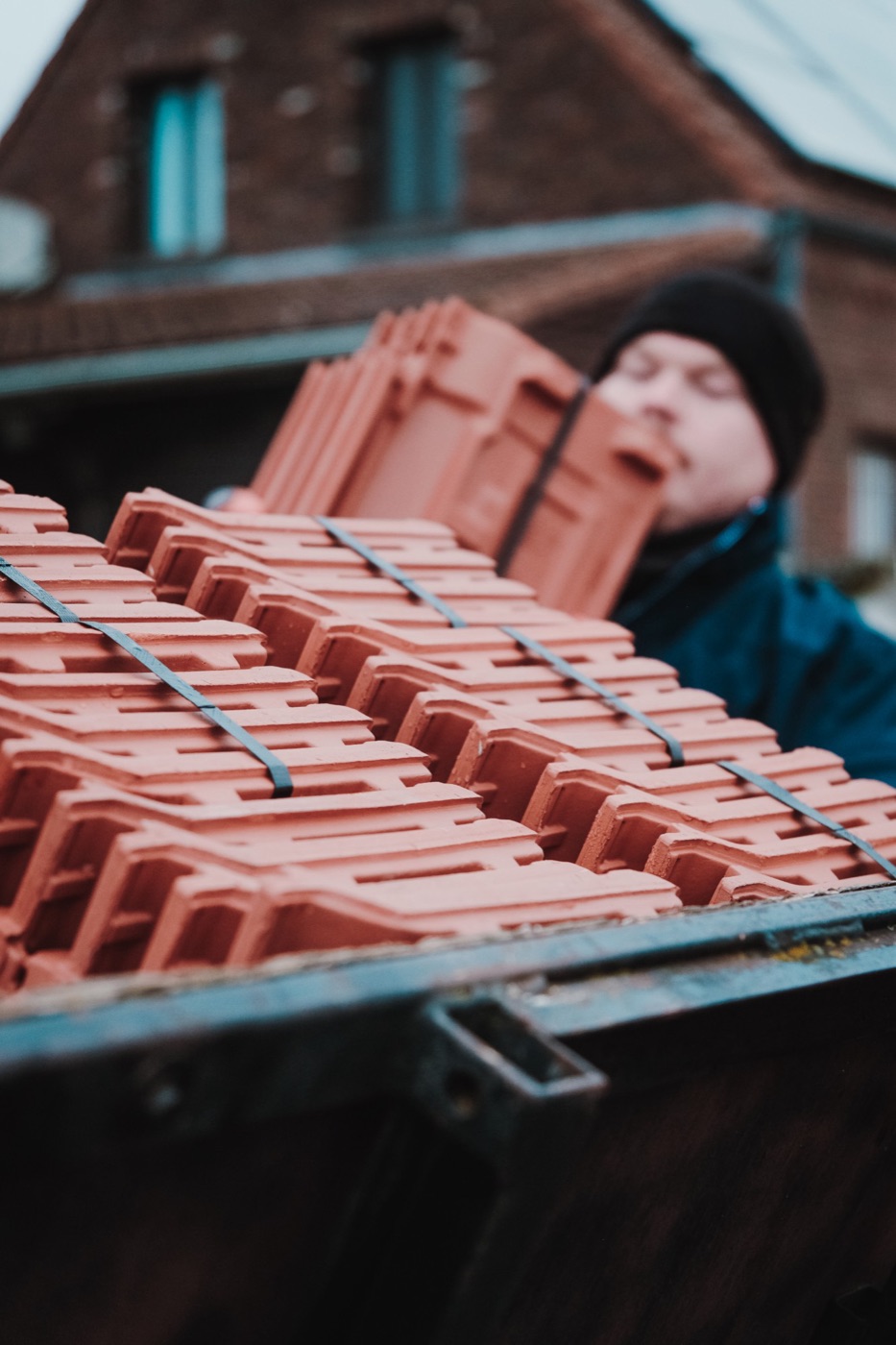 Livraison de tuiles en terre cuite sur un chantier de rénovation du réseau